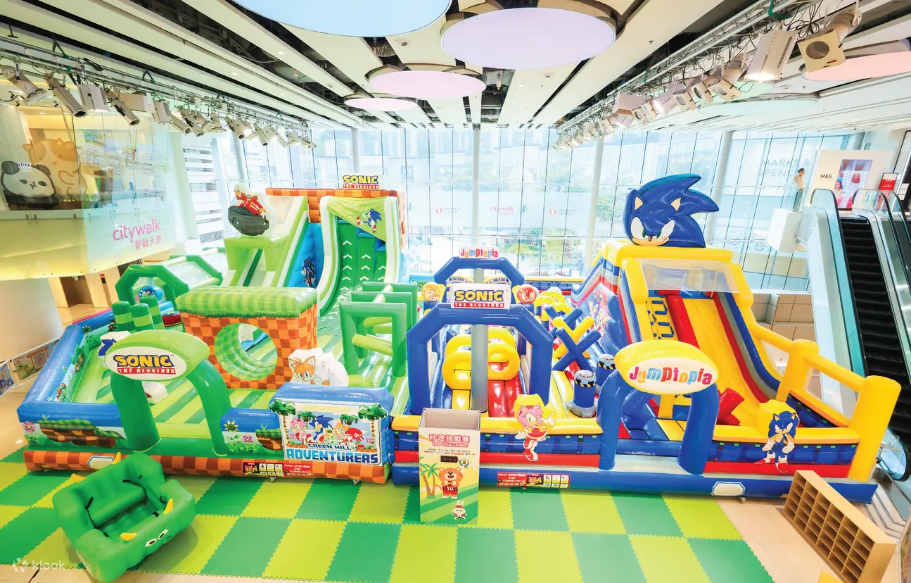 今個盛夏「超音鼠飛躍樂園SONIC BOUNCE ARENA」大型充氣樂園已空降荃新天地，讓小朋友親身體驗化身超音鼠的極速冒險！